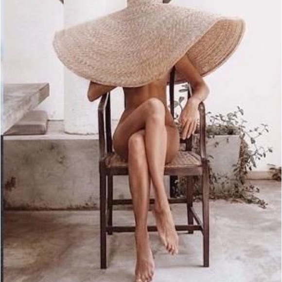 Accessories - Elegant Oversized Straw Hat